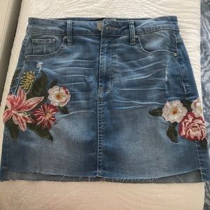 Design Lab embroidered denim skirt size 26